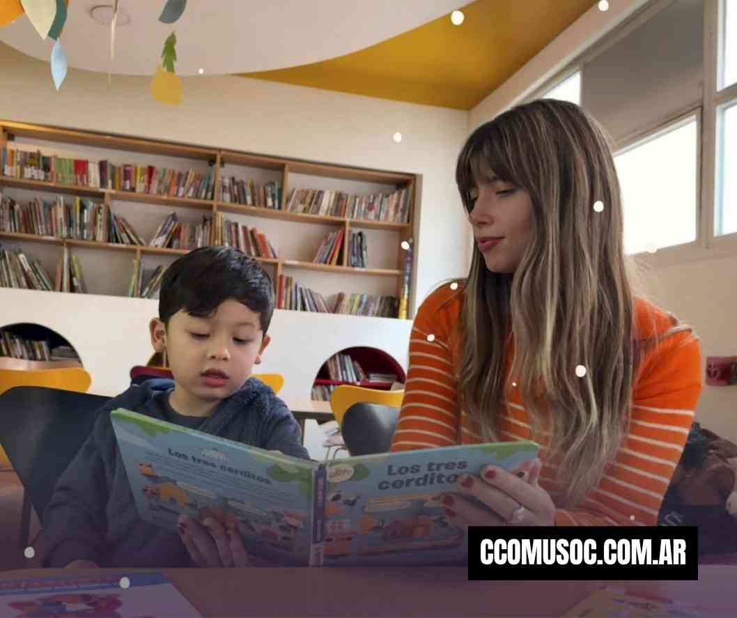CCOMUSOC Niños y niñas participan en un taller de lectura y juegos en la sala infantil de la Biblioteca del Congreso, acompañados por adultos, rodeados de libros y materiales didácticos.