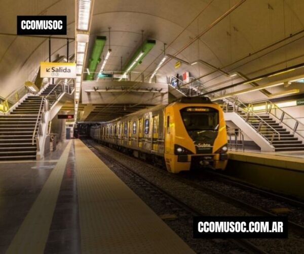Andén de metro con un tren amarillo detenido en la estación