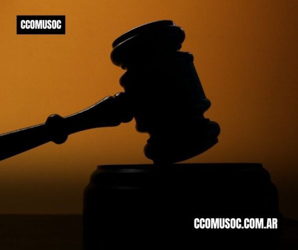 Martillo de juez en silueta sobre fondo naranja con el texto CCOMUSOC.COM.AR