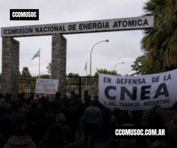 Manifestación frente a la Comisión Nacional de Energía Atómica con una pancarta en defensa de la CNEA y del trabajo argentino