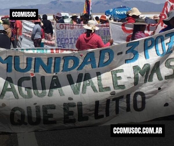 Manifestantes sostienen una pancarta que pide agua, paz y litio para la comunidad 3 Pozos