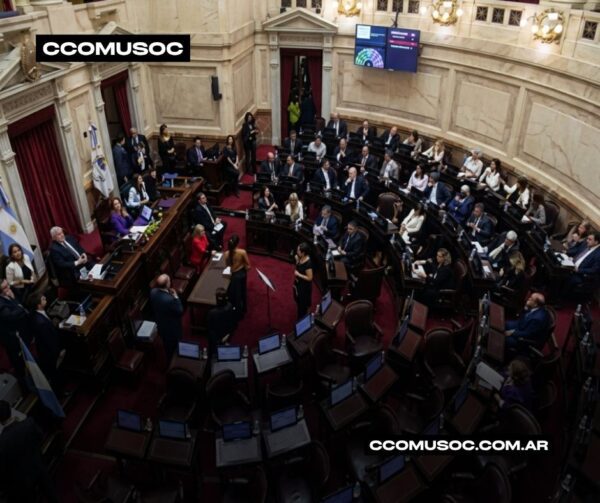 Sesión legislativa en un recinto parlamentario con diputados sentados en semicírculo