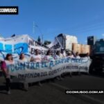 Manifestación con pancartas contra el ajuste y en defensa de la educación pública