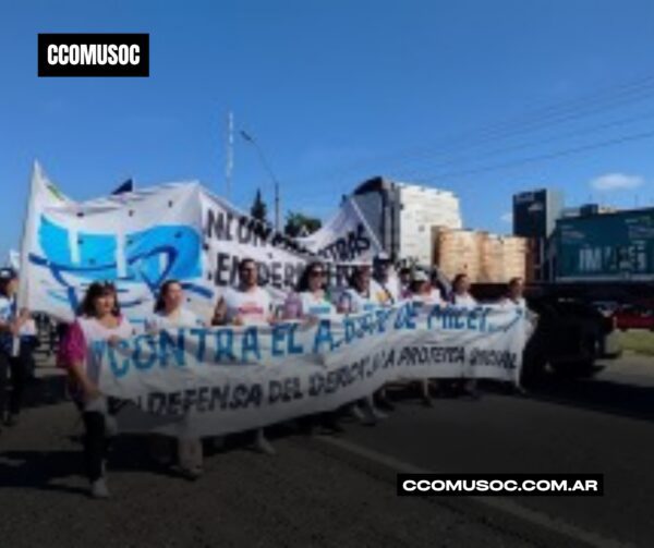 Manifestación con pancartas contra el ajuste y en defensa de la educación pública