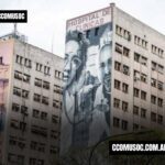 Fachada de un hospital de clínicas con un gran mural de dos médicos y el texto “HOSPITAL DE CLÍNICAS”