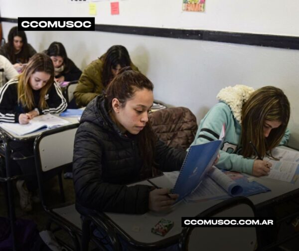 Alumnas tomando apuntes en un aula durante una clase