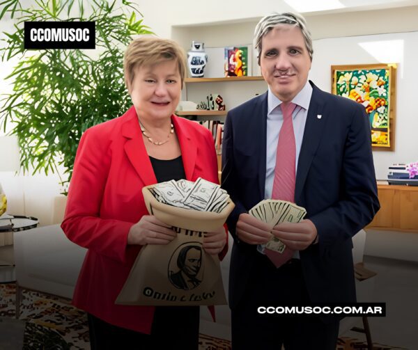Giorgieva y Caputo posan en una oficina sosteniendo fajos de billetes y un sobre con dinero
