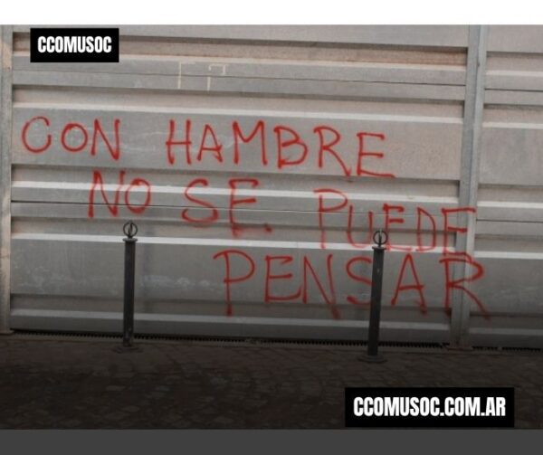 Con hambre no se puede pensar, pintado en rojo sobre una pared gris