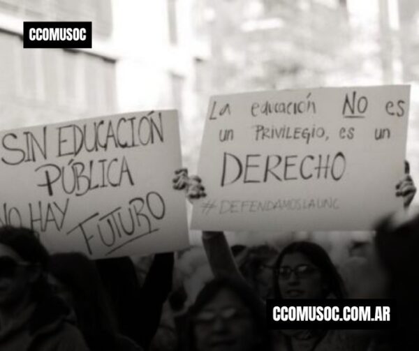 Protesta con carteles que dicen: «Sin educación pública no hay futuro» y «La educación no es un privilegio, es un derecho»
