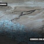 Paisaje árido con una zona de hielo o nieve en la parte inferior izquierda