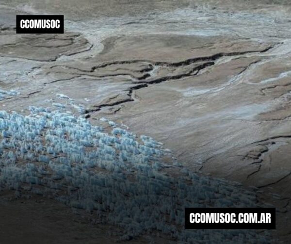 Paisaje árido con una zona de hielo o nieve en la parte inferior izquierda