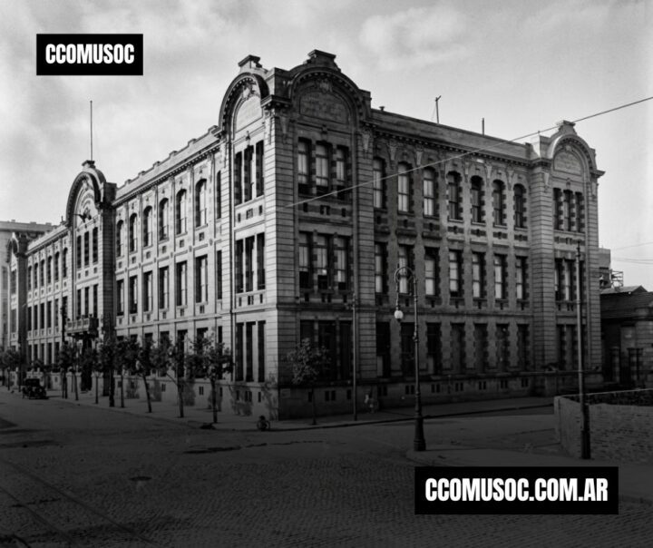 Fachada del gran edificio histórico del colegio Otto Krause, de varias plantas en la esquina esquina, en blanco y negro