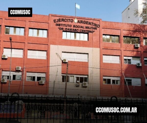 Fachada del Instituto Social Militar “Dr. Dámaso Centeno” del Ejército Argentino, con la bandera argentina en el techo
