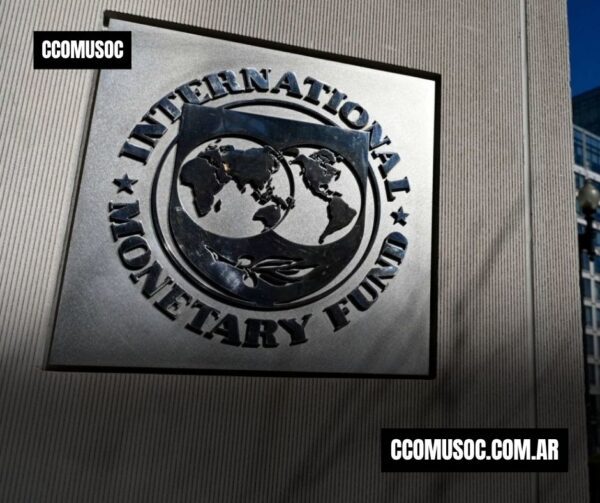 Logotipo del Fondo Monetario Internacional en una placa metálica en un edificio