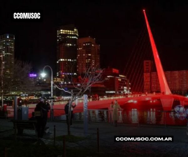 Puente de la mujer en rojo
