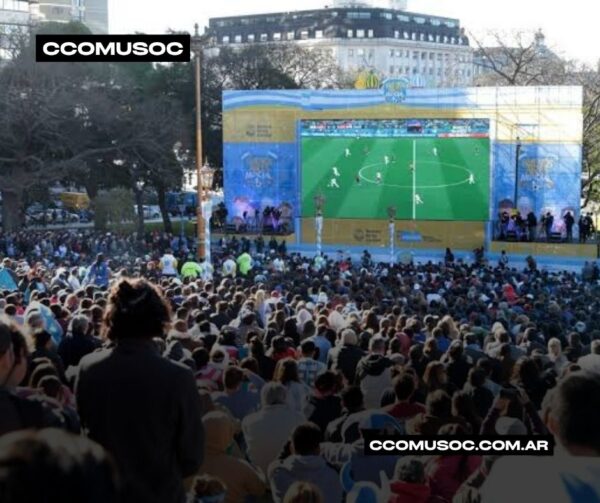 Pantalla gigante con un partido de fútbol retransmitido ante una multitud reunida al aire libre