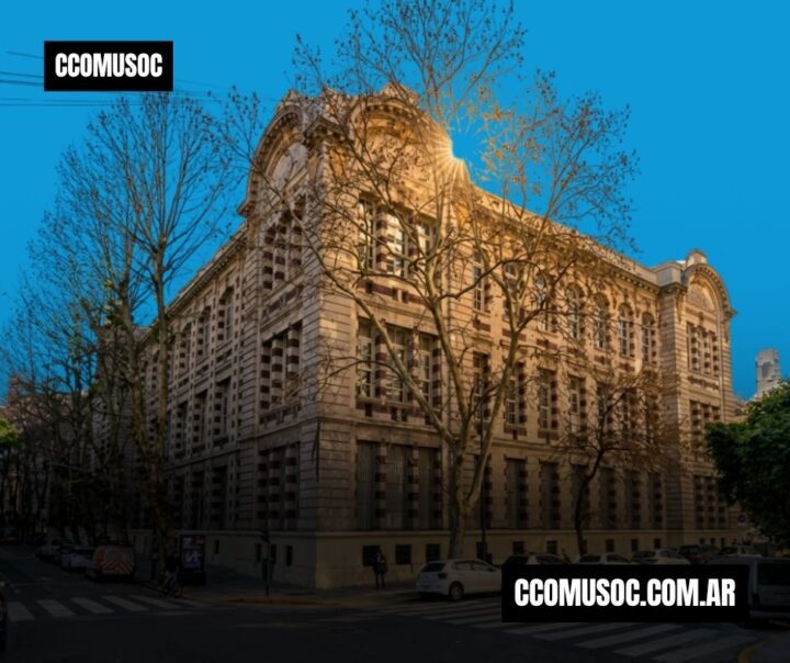 Edificio histórico de Otto Krause esquina al atardecer, con árboles sin hojas y cielo azul