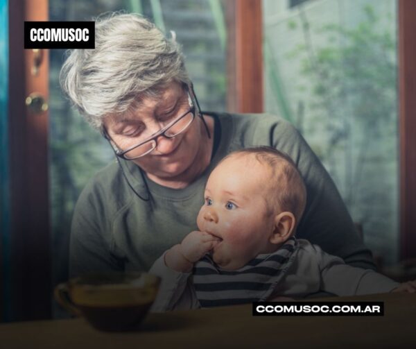 Abuela sosteniendo a su nieto