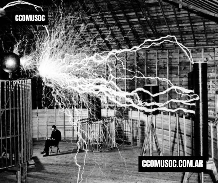 Descarga eléctrica en una sala de pruebas con una persona sentada a distancia y el texto CCOMUSOC.COM.AR