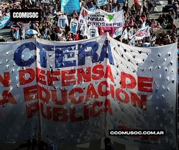 Manifestación con una pancarta que dice: Ctera y defensa de la educación pública
